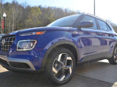 Used 2024 Hyundai Venue SEL image 1