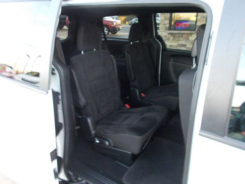 Used 2019 Dodge Grand Caravan SE FWD image 17