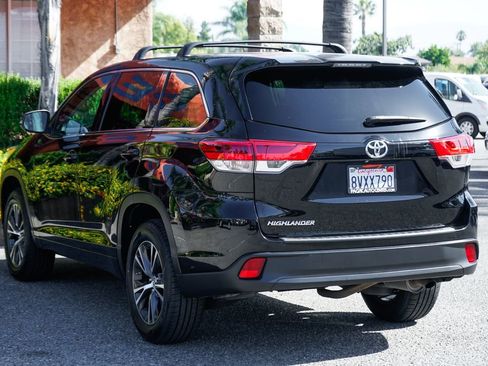Used 2017 Toyota Highlander LE image 6