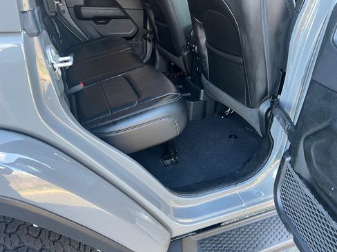 Used 2022 Jeep Wrangler Unlimited Sahara AWD/4WD image 13