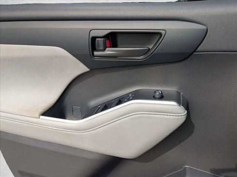 Used 2022 Toyota Highlander LE image 13