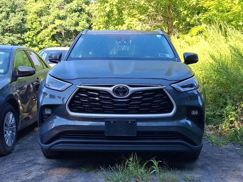 Used 2021 Toyota Highlander XLE AWD/4WD image 3