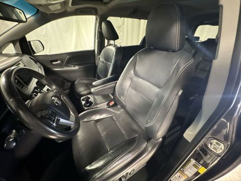 Used 2016 Toyota Sienna SE Premium image 16