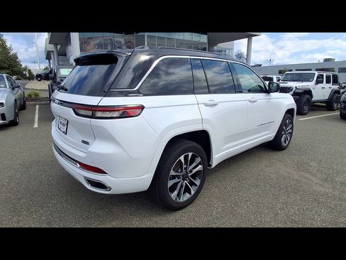Used 2024 Jeep Grand Cherokee Overland AWD/4WD image 8