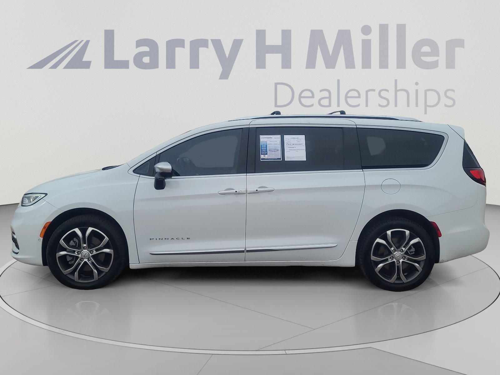 Used 2026 Chrysler Pacifica Pinnacle w/ Trailer Tow Group AWD/4WD image 2