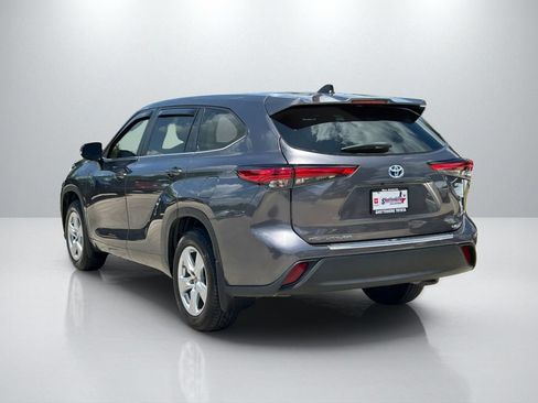 Used 2023 Toyota Highlander LE FWD image 7