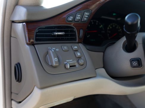 Used 2000 Cadillac De Ville DTS w/ Comfort/Convenience Pkg image 40