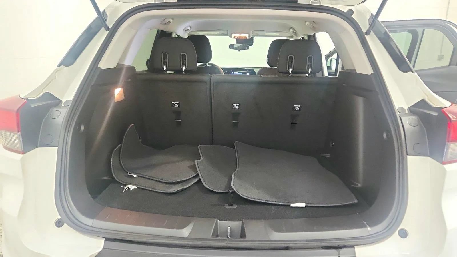 Used 2025 Chevrolet TrailBlazer LT AWD/4WD image 37