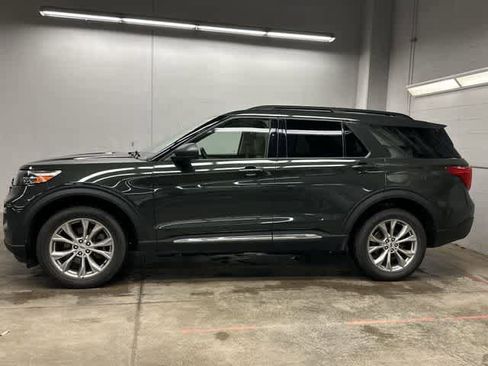 Used 2022 Ford Explorer XLT w/ Equipment Group 202A AWD/4WD image 2