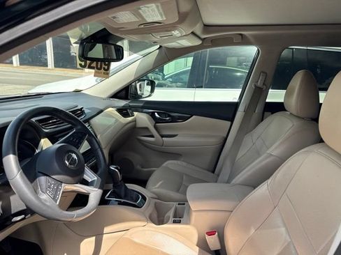 Used 2017 Nissan Rogue SL w/ SL Premium Package FWD image 10