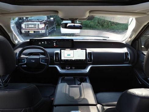 Used 2025 Ford Expedition Max Platinum w/ Driver's Package AWD/4WD image 21