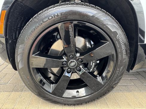 Used 2025 Land Rover Defender 130 V8 AWD/4WD image 9
