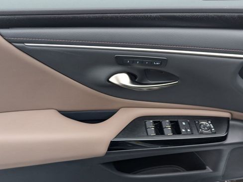 Certified 2025 Lexus ES 300h w/ Luxury Package image 13