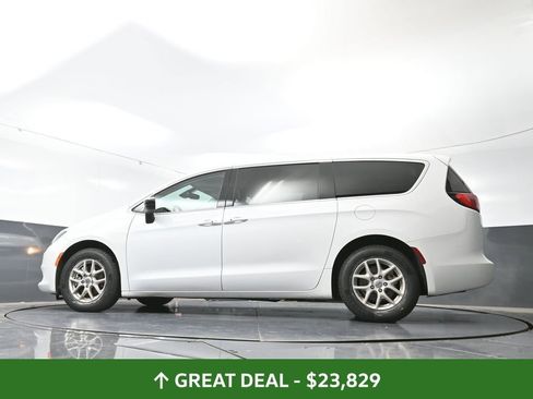 Used 2024 Chrysler Voyager LX image 30