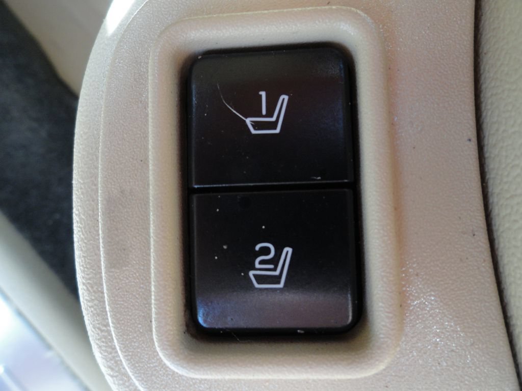 Used 2015 Ford Taurus Limited w/ Equipment Group 301A FWD image 20