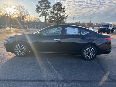 Used 2025 Nissan Altima 2.5 SV image 13