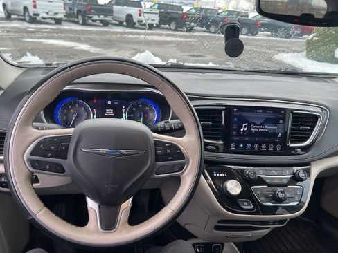 Used 2018 Chrysler Pacifica Limited image 25