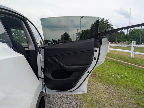 Used 2023 Tesla Model Y Long Range AWD/4WD image 11