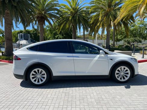 Used 2018 Tesla Model X 75D image 9