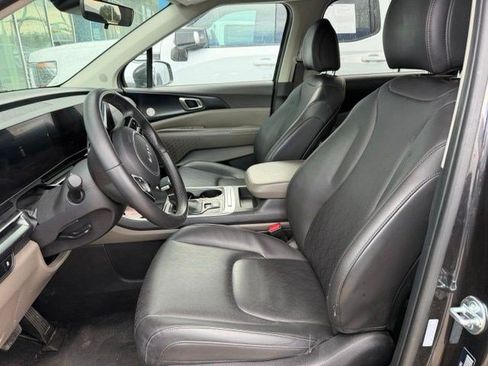 Used 2025 Kia Carnival FWD image 8