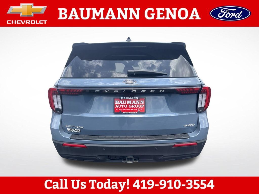 Used 2025 Ford Explorer Active AWD/4WD image 4