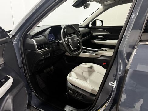 Used 2024 Toyota Grand Highlander AWD image 15