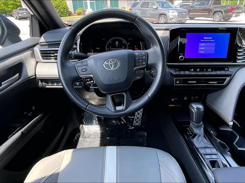 Used 2025 Toyota Camry SE FWD image 6