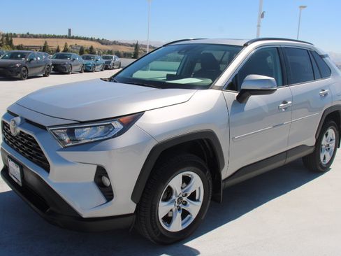 Used 2019 Toyota RAV4 XLE w/ Convenience Package FWD image 6