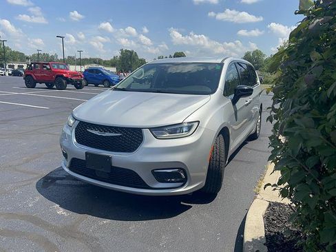Used 2024 Chrysler Pacifica Touring-L FWD image 3