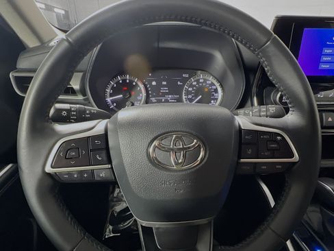 Used 2024 Toyota Highlander LE image 18