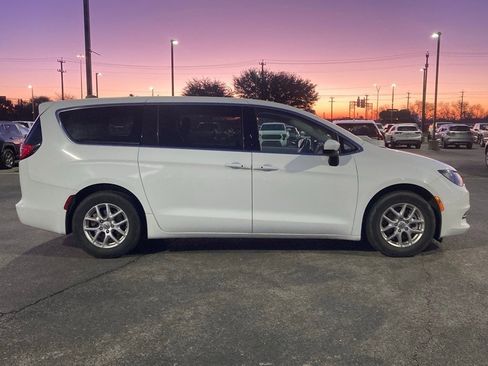 Used 2022 Chrysler Voyager LX image 4