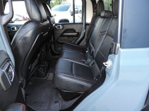 Used 2025 Jeep Gladiator Rubicon w/ Convenience Group AWD/4WD image 23