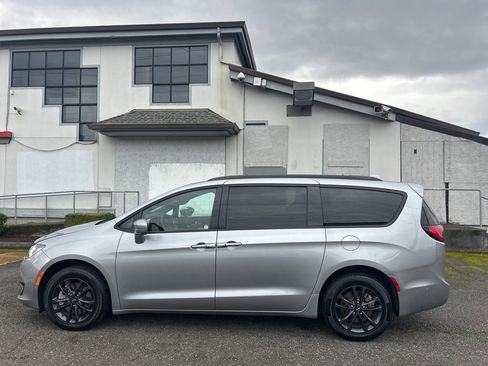 Used 2020 Chrysler Pacifica Touring-L w/ Advanced Safetytec Group image 8