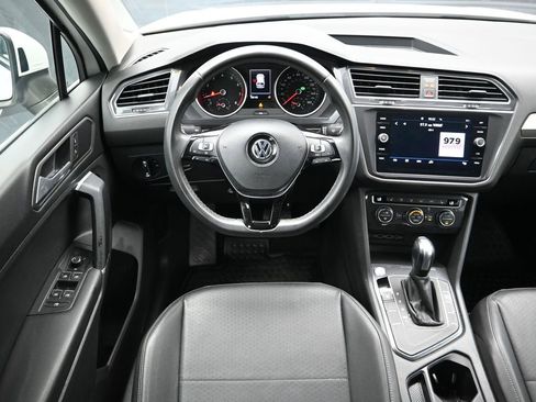 Used 2020 Volkswagen Tiguan SE image 16