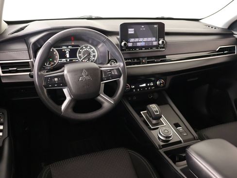 Used 2023 Mitsubishi Outlander ES FWD image 2