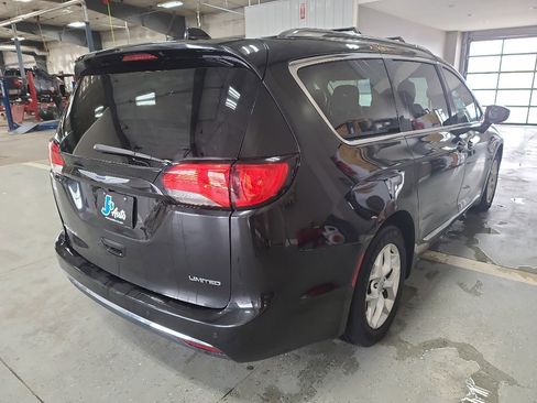Used 2020 Chrysler Pacifica Limited image 5