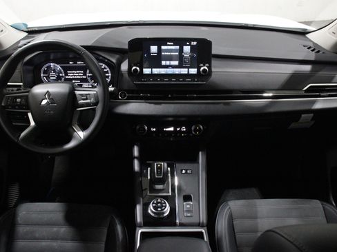 Used 2024 Mitsubishi Outlander 4WD Plug-In Hybrid image 2