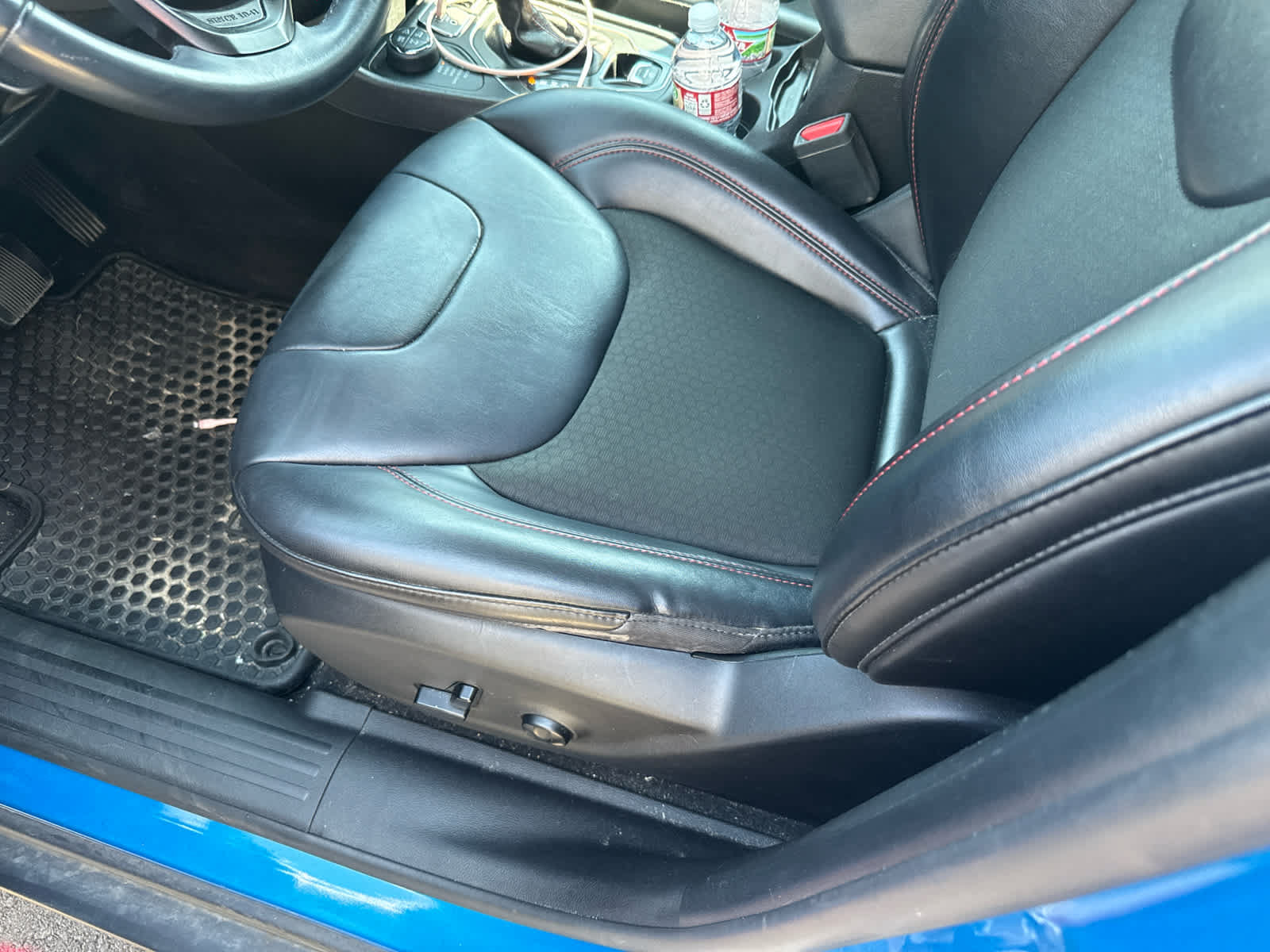 Used 2019 Jeep Cherokee Trailhawk AWD/4WD image 7