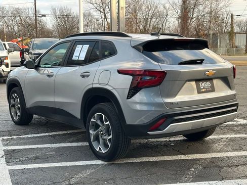 Used 2024 Chevrolet Trax LT w/ LT Convenience Package image 7