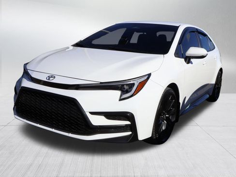 Used 2024 Toyota Corolla SE image 3