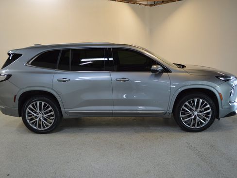 Used 2026 Buick Enclave Avenir w/ Super Cruise Package AWD/4WD image 2