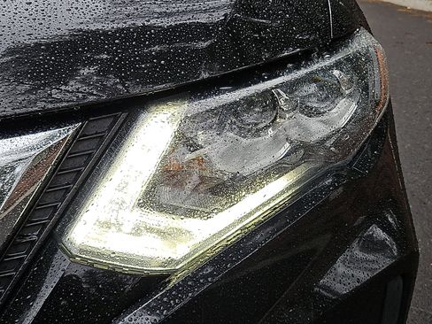 Used 2020 Nissan Rogue SL w/ Premium Package image 9