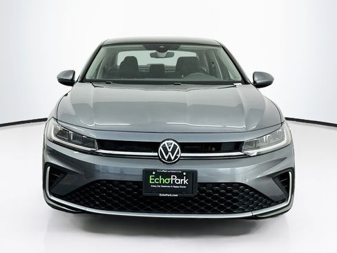 Used 2025 Volkswagen Jetta SE FWD image 2