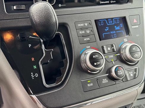 Used 2018 Toyota Sienna LE FWD image 23