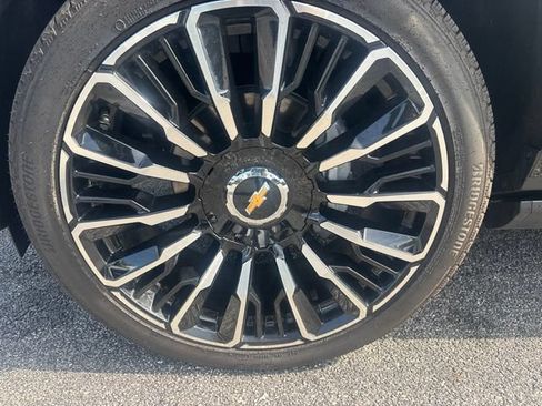 Used 2026 Chevrolet Suburban High Country AWD/4WD image 5