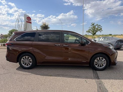 Used 2021 Toyota Sienna XLE FWD image 7
