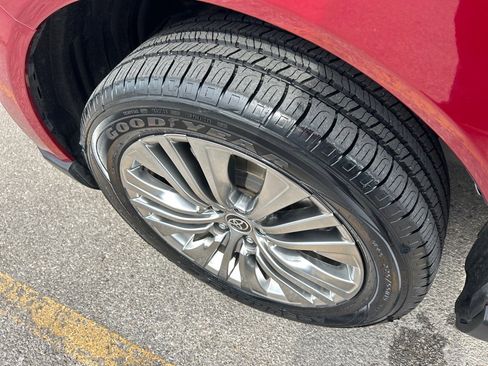 Used 2022 Toyota Venza XLE image 9