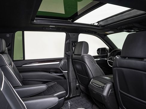 Used 2026 Cadillac Escalade ESV Luxury w/ LPO, Floor Liner Package AWD/4WD image 17