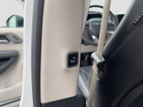 Used 2024 Chrysler Pacifica Touring-L FWD image 23