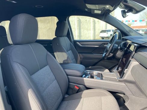 Used 2025 GMC Acadia Elevation image 25